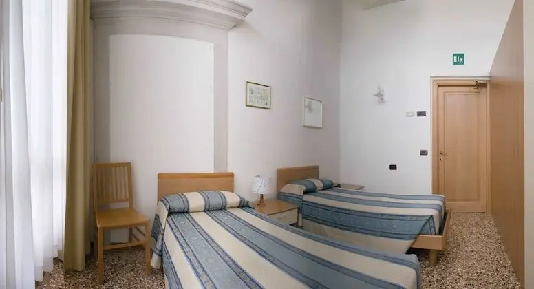 Tek Büyük Yataklı Oda, Ortak Banyo