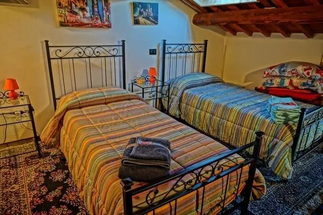 Tek Büyük veya İki Ayrı Yataklı Oda, Ortak Banyo