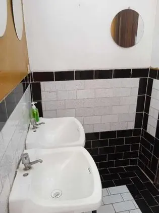 Üç Kişilik Oda, Ortak Banyo