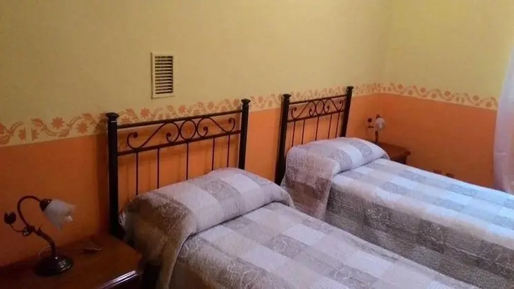 İki Ayrı Yataklı Oda, Ortak Banyo