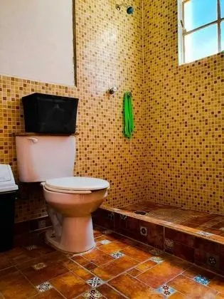 Oda, 2 Tek Kişilik Yatak, Ortak Banyo