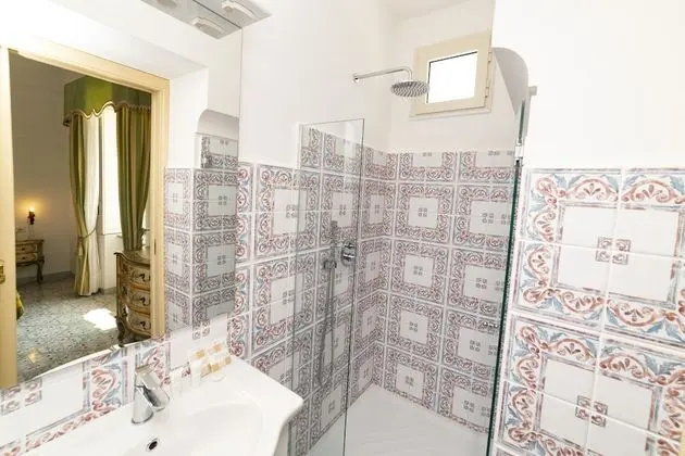 Tek Büyük veya İki Ayrı Yataklı Oda, Ek Bina