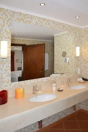 Tek Büyük Yataklı Oda, Özel Banyo, Bahçe Manzaralı (Garden)