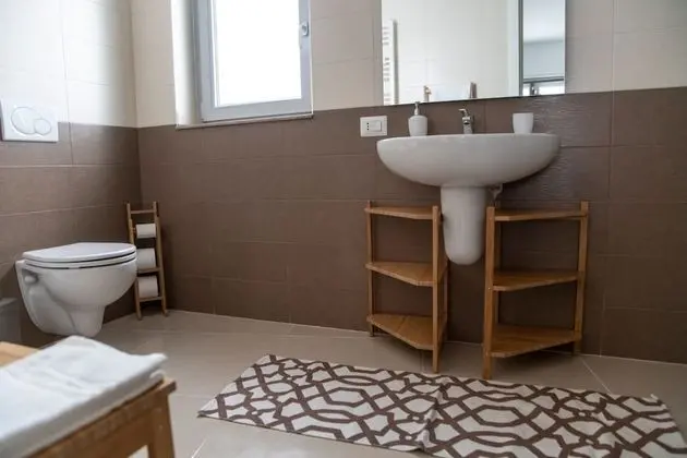 Tek Büyük veya İki Ayrı Yataklı Oda, Ortak Banyo