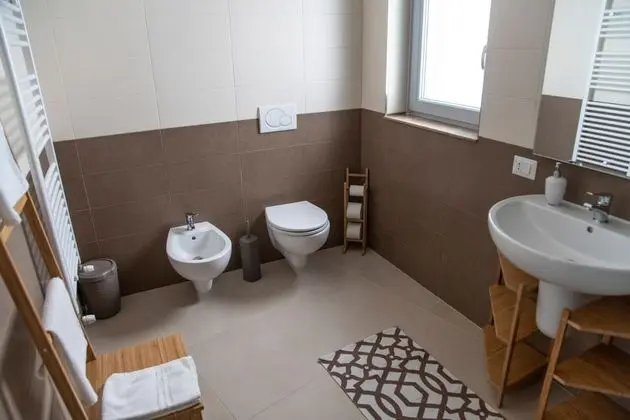 Tek Büyük veya İki Ayrı Yataklı Oda, Ortak Banyo