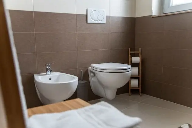 Tek Büyük veya İki Ayrı Yataklı Oda, Ortak Banyo