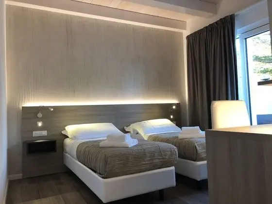 Panoramic Tek Büyük veya İki Ayrı Yataklı Oda, Balkon, Havuz Manzaralı