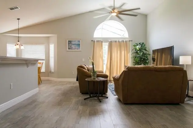 Ev (Gated Community!!  Sparkling private )
