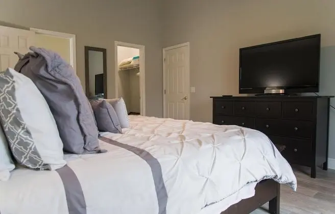 Ev (Gated Community!!  Sparkling private )