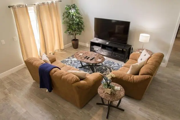 Ev (Gated Community!!  Sparkling private )