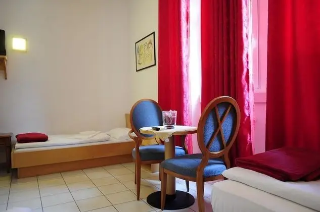 Basic Üç Kişilik Oda, Birden Çok Yatak, Sigara İçilmez