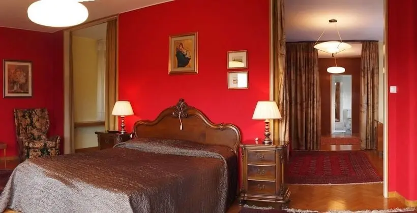 Ev, 6 Yatak Odası, Sigara İçilebilir, Balkon
