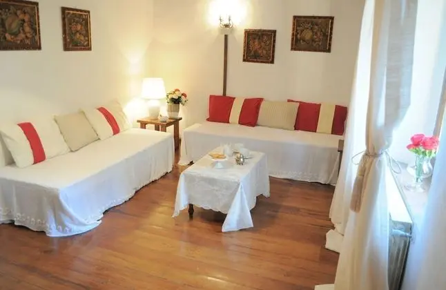 Family Süit, Ek Bina