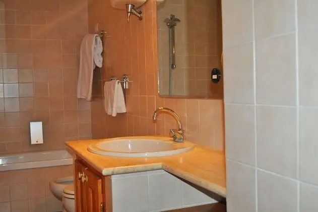 Family Süit, Ek Bina