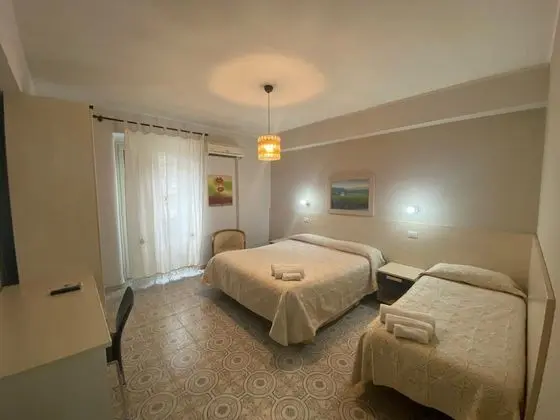 Üç Kişilik Oda