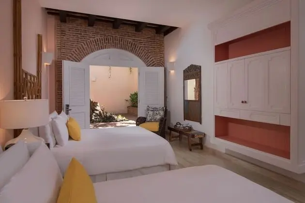 Superior Colonial Room