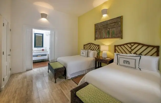 Superior Colonial Room