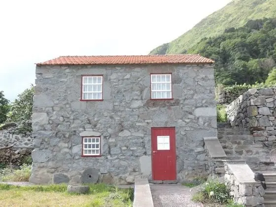 Tek Büyük veya İki Ayrı Yataklı Oda, 1 Yatak Odası, Zemin Kat