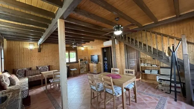 Villa, Banyolu/Duşlu (Casa de Madera)