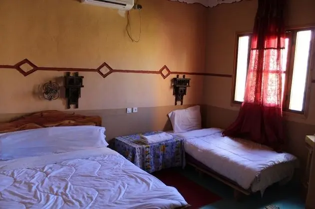 Üç Kişilik Oda, Sigara İçilmez