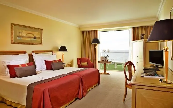 Deluxe Tek Büyük veya İki Ayrı Yataklı Oda, Balkon, Kısmi Deniz Manzarası