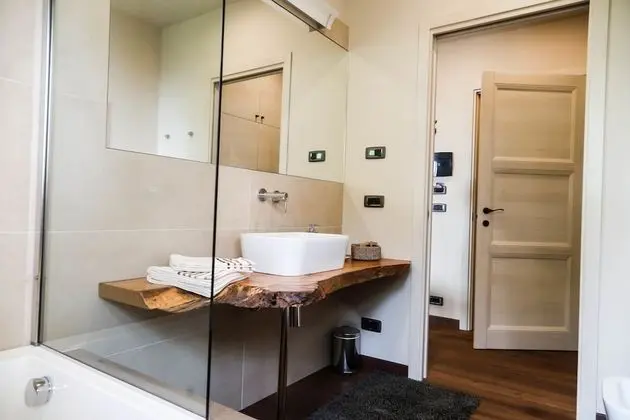 Tek Büyük Yataklı Oda, Sıcak Su Havuzu