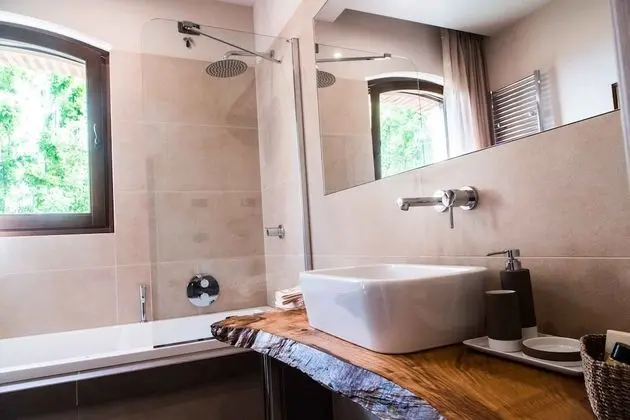 Tek Büyük Yataklı Oda, Sıcak Su Havuzu