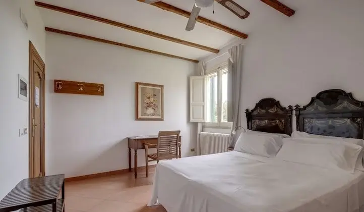 Üç Kişilik Oda, Avlu Manzaralı (Rossa)