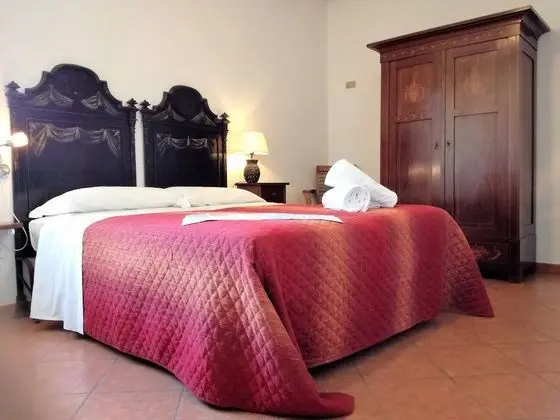 Üç Kişilik Oda, Avlu Manzaralı (Rossa)