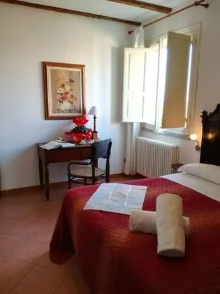 Üç Kişilik Oda, Avlu Manzaralı (Rossa)