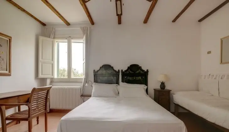 Üç Kişilik Oda, Avlu Manzaralı (Rossa)