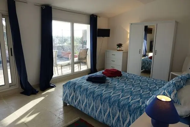 Tek Büyük Yataklı Oda, 1 Büyük (Queen) Boy Yatak, Ortak Banyo, Bahçe Manzaralı