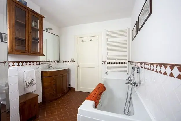 Tek Büyük Yataklı Oda, 1 Büyük (Queen) Boy Yatak, Ortak Banyo, Bahçe Manzaralı