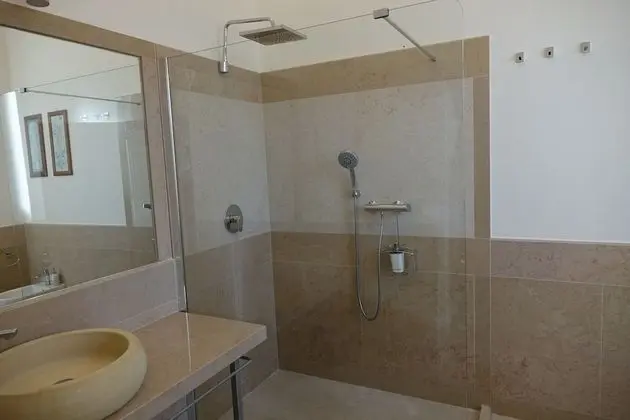 Tek Büyük Yataklı Oda, 1 Büyük (Queen) Boy Yatak, Ortak Banyo, Bahçe Manzaralı
