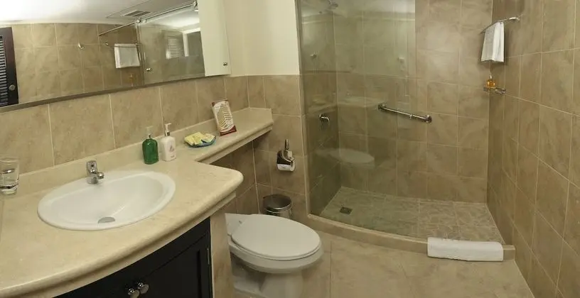 Standard Tek Büyük Yataklı Oda (2 camas 2 adultos + 1 niño)
