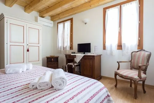 Comfort Tek Büyük veya İki Ayrı Yataklı Oda, Ortak Banyo (external Camera 1)