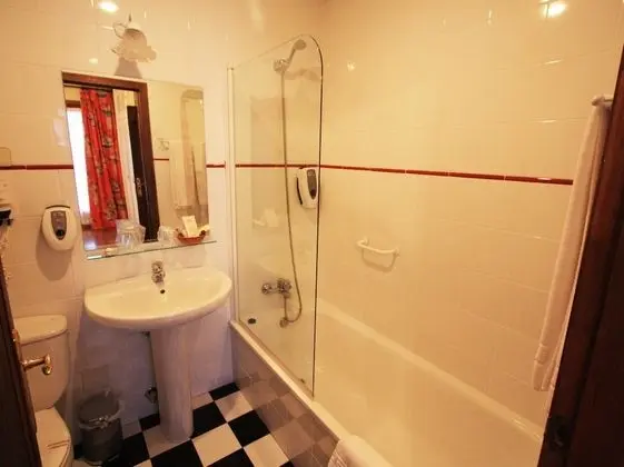 Tek Büyük Yataklı Oda (with extra bed 2 adults and 1 child)