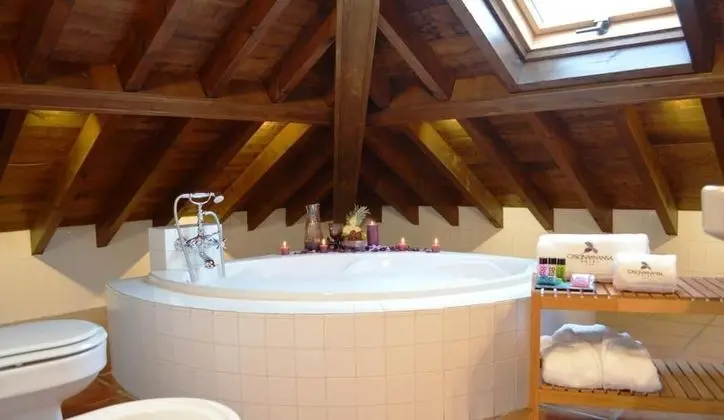 Junior Süit, Sıcak Su Havuzu