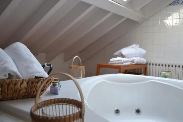 Junior Süit, Sıcak Su Havuzu