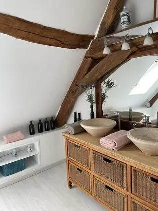 Standard Tek Büyük Yataklı Oda, Banyolu/Duşlu, Bahçe Manzaralı (Chambre Louise)