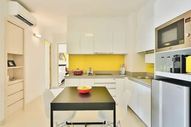 2 Bedroom Water (a double bed in first bedroom, a single bed in second bedroom)