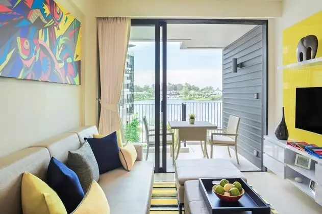 2 Bedroom Water (a double bed in first bedroom, a single bed in second bedroom)