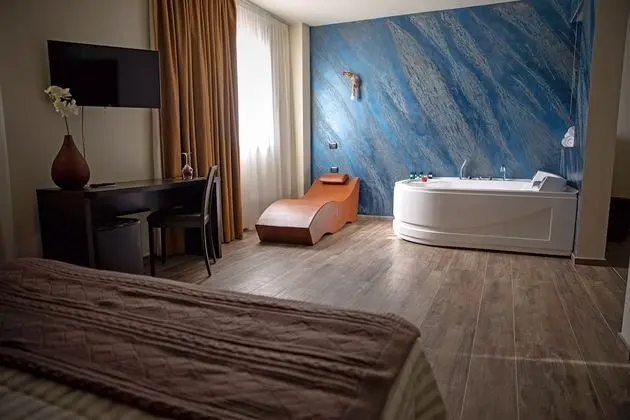 Süit, Sıcak Su Küveti