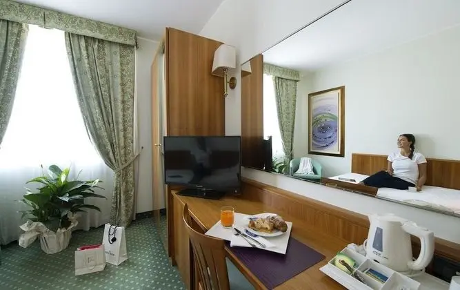 Üç Kişilik Oda, Sigara İçilmez