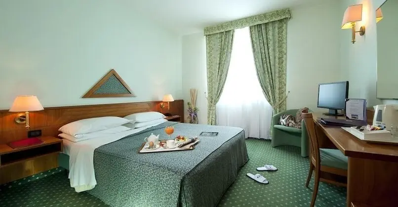 Üç Kişilik Oda, Sigara İçilmez