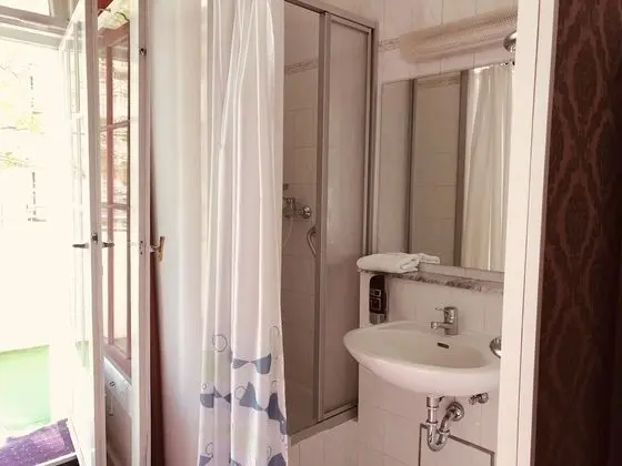Basic İki Ayrı Yataklı Oda, Ortak Banyo (shared toilet)