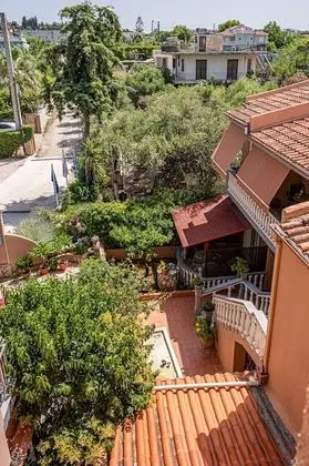 Tek Büyük veya İki Ayrı Yataklı Oda, Bahçe Manzaralı (Back view)