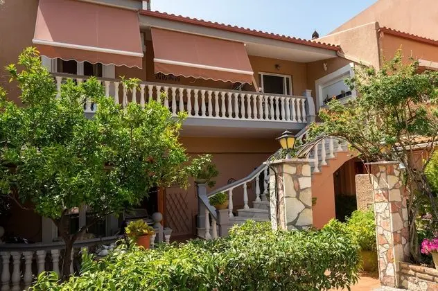 Tek Büyük veya İki Ayrı Yataklı Oda, Bahçe Manzaralı (Back view)