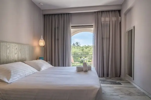 Tek Büyük Yataklı Oda, Balkon, Bahçe Manzaralı