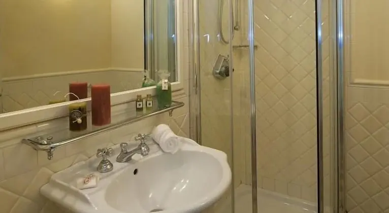 Classic Tek Büyük veya İki Ayrı Yataklı Oda